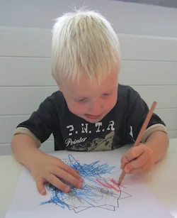 Karsten kleurt Brikki