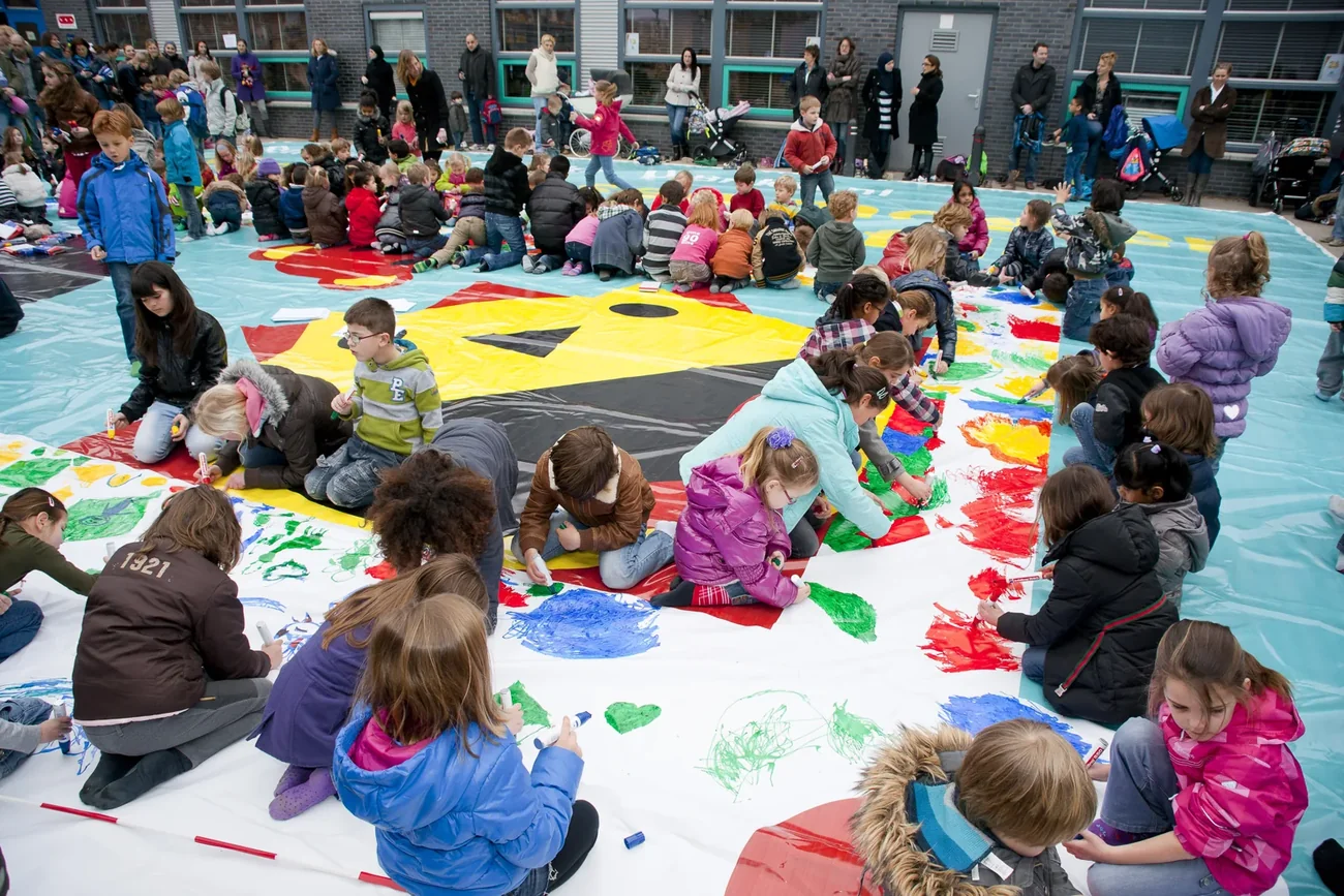 Kinderen kleuren samen de reuzenkleurplaat in
